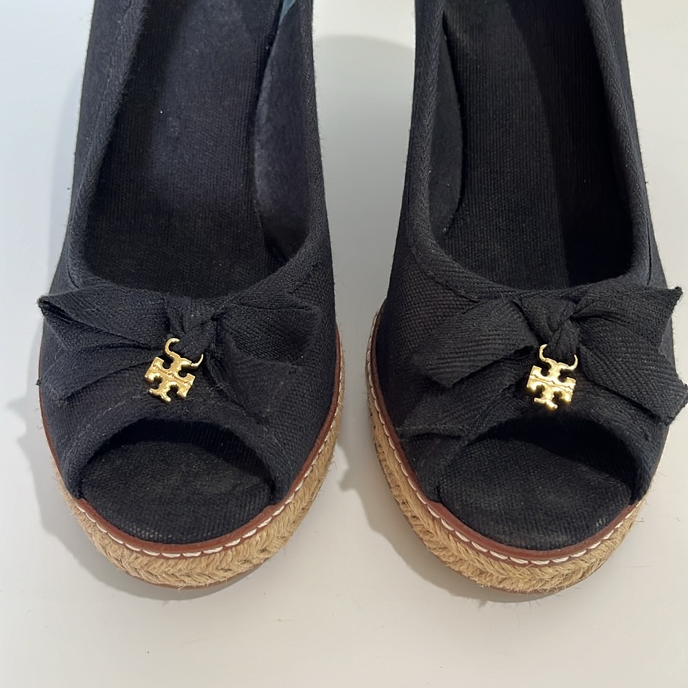 Tory Burch Black Canvas Wedge Espadrille Peep-Toe Pumps with Logo Bow - Picture 4 of 12